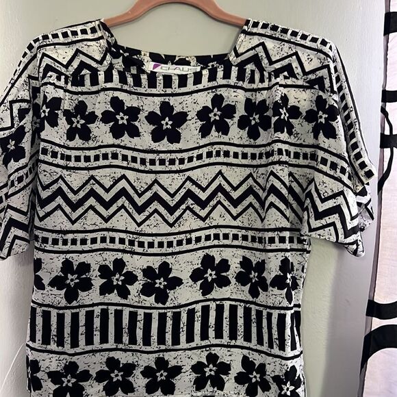 CHAUS Black and White Floral Print Blouse US Size 6 - Picture 5 of 9